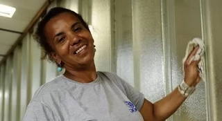 ASSISTENTE DE LIMPEZA ENCONTRA R$ 800 E DEVOLVE PARA O DONO NO RS.