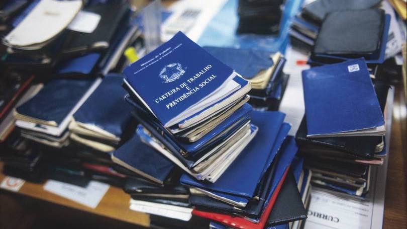 SETOR DE LIMPEZA E CONSERVAÇÃO DEMITE 10 MIL FUNCIONÁRIOS EM  APENAS 4 MESES.